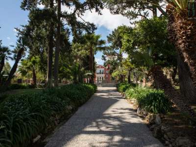 ...ci introduce al silenzioso viale che porta all�antica residenza...
